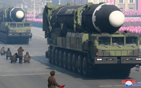 Tên lửa chiến lược của Triều Tiên được diễu qua đường phố thủ đô Bình Nhưỡng. Ảnh: KCNA.