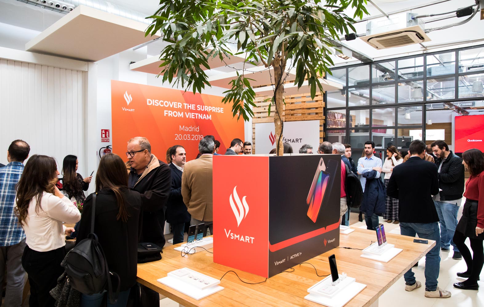 Các nhà báo Tây Ban Nha trao đổi trước khi họp báo Ra mắt sản phẩm và thương hiệu Vsmart tại Madrid
