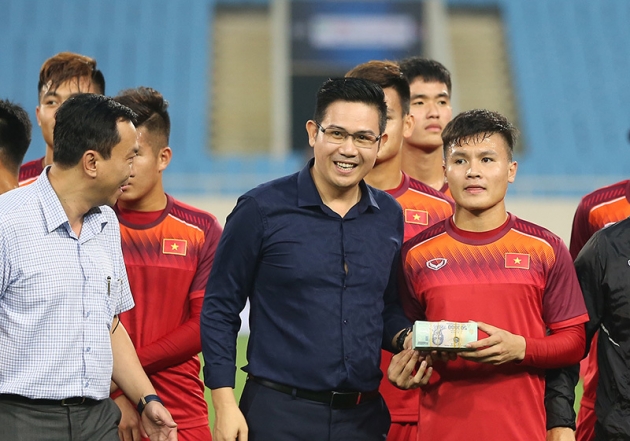  Chiều 21/03, U23 Việt nam được thưởng nóng 500 triệu trên sân tập. Ảnh: Vietnamnet.