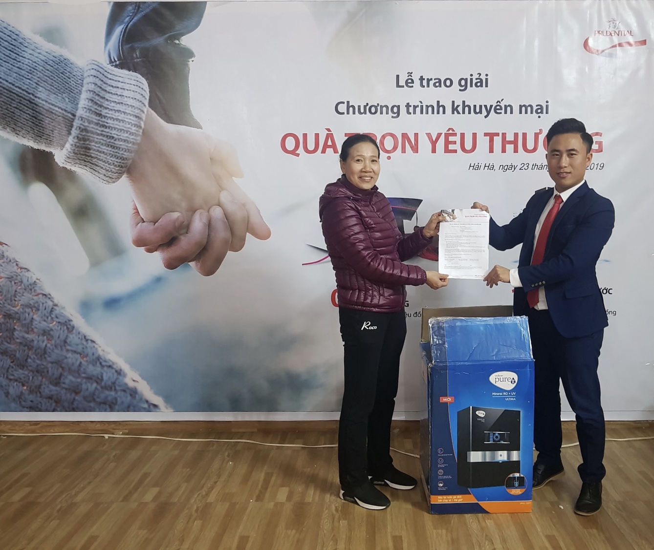 Các khách hàng tại Quảng Ninh đã may mắn trúng giải của chương trình “Quà Trọn Yêu Thương” của Prudential.