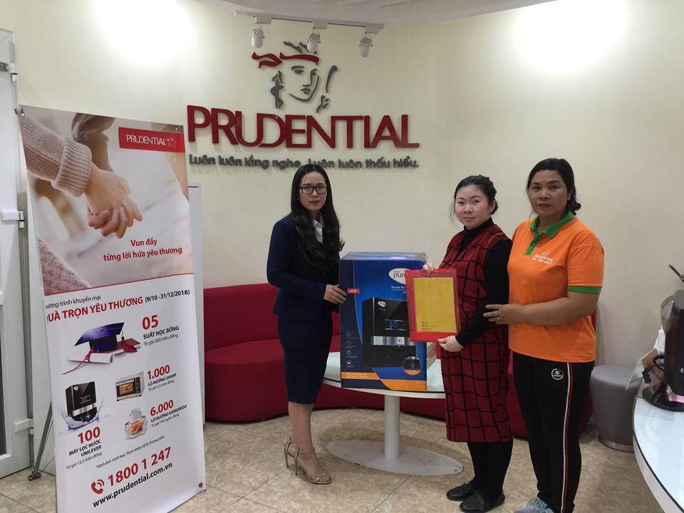 Các khách hàng tại Quảng Ninh đã may mắn trúng giải của chương trình “Quà Trọn Yêu Thương” của Prudential