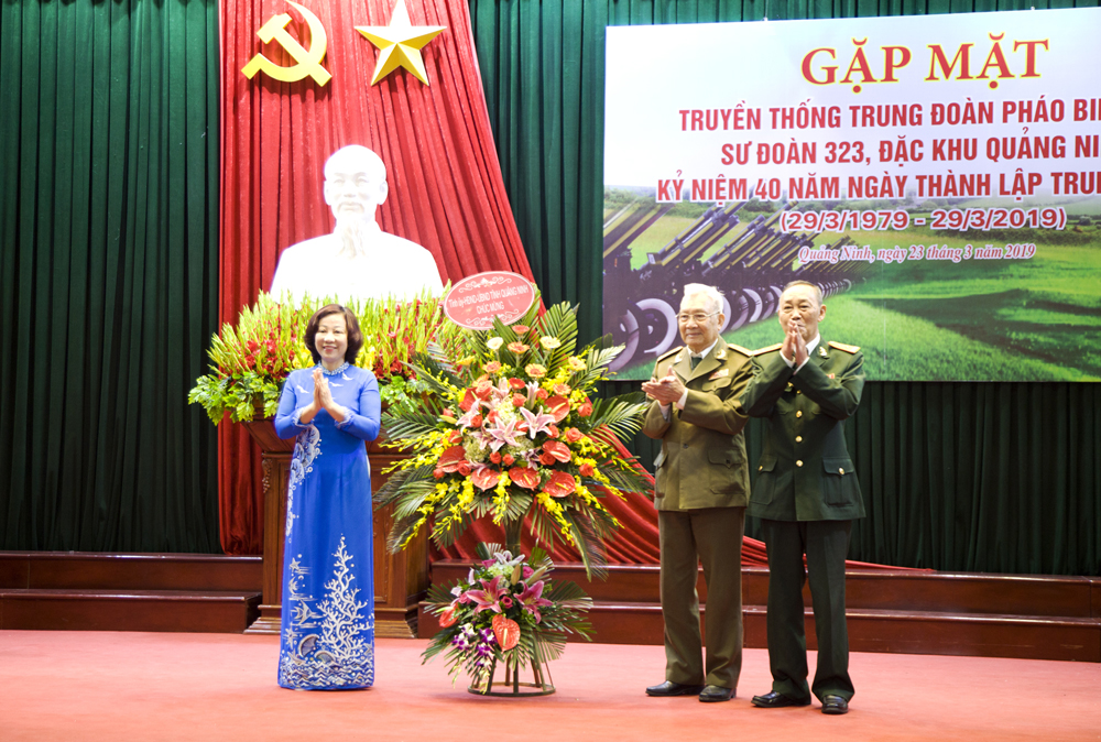 Đồng chí Vũ Thị Thu Thủy, Phó Chủ tịch UBND tỉnh tặng hoa chúc mừng