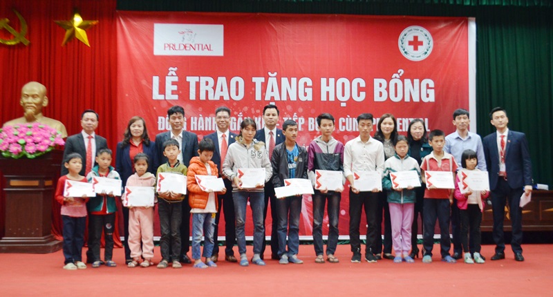 Lãnh đạo Công ty Prudential và Hội Chữ thập đỏ tỉnh trao tặng các suất học bổng cho các em học sinh nghèo hiếu học tại phương Minh Thành (TX Quảng Yêu).