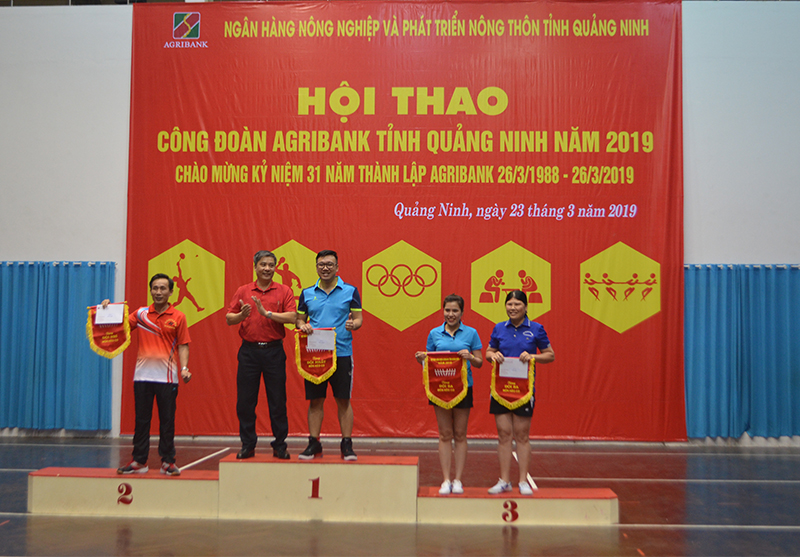 Lãnh đạo Agribank Quảng Ninh trao giải cho các đội xếp hạng cao ở bộ môn kéo co.