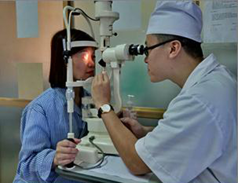 Nên đi khám mắt khi có một trong các triệu chứng của viêm loét giác mạc (trong ảnh: Khám mắt cho bệnh nhân tại Bệnh viện Đa khoa tỉnh)