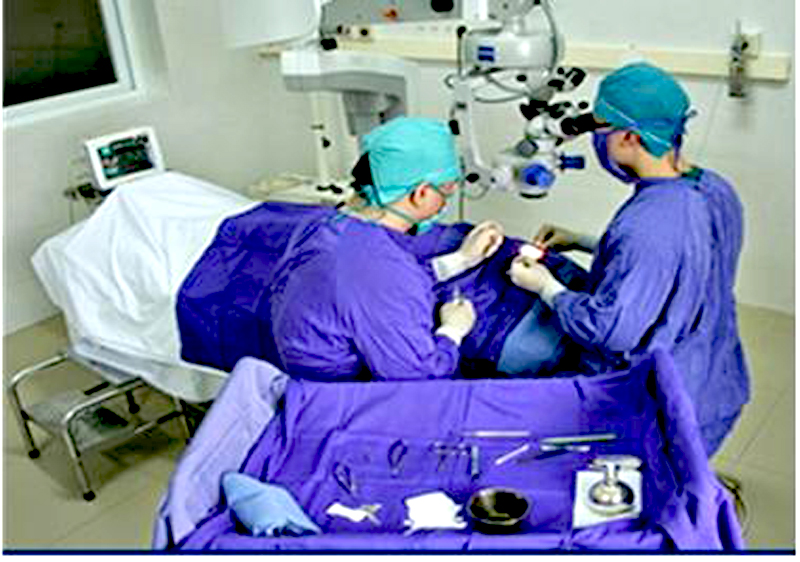 Phẫu thuật mắt cho bệnh nhân tại Bệnh viện Đa khoa tỉnh