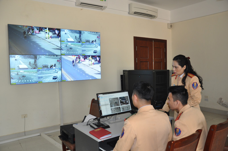 Cán bộ Đội xử lý vi phạm Phòng CSGT đường bộ, đường sắt kiểm tra công tac xử lý phạt nguội qua hệ thống Camera giám sát giao thông 