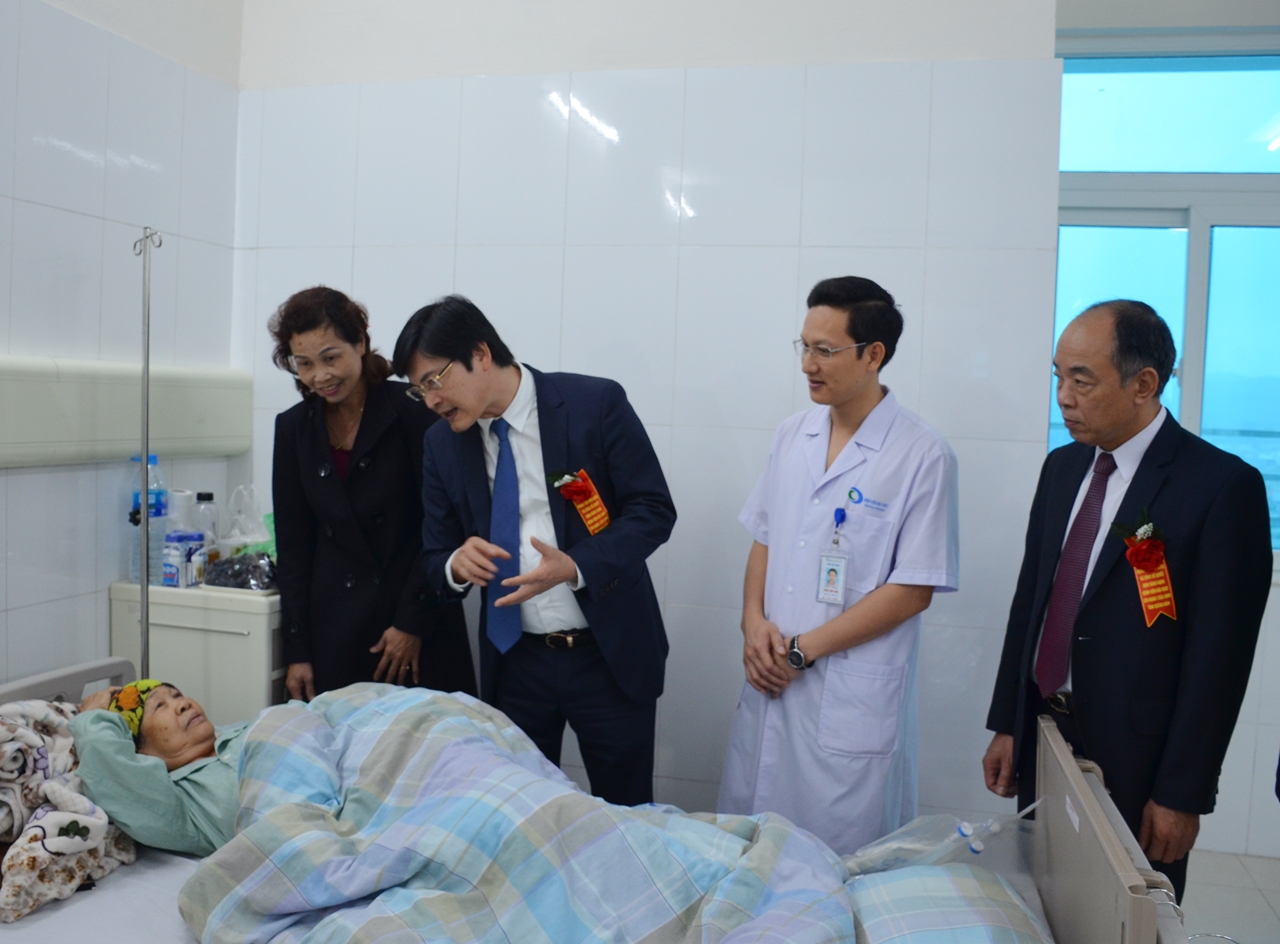 Lãnh đạo Sở Y tế thăm hỏi người bệnh tại Trung tâm tâm Ung bướu, Bệnh viện Bãi Cháy.