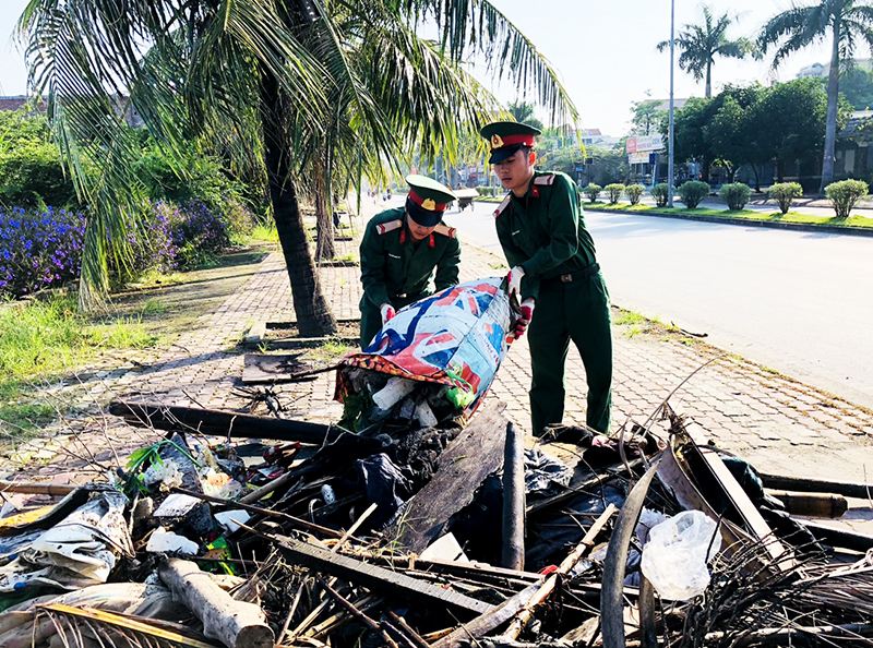 Tuổi trẻ Ban Chỉ huy quân sự TP Hạ Long tham gia dọn rác, bảo vệ môi trường trên địa bàn thành phố.