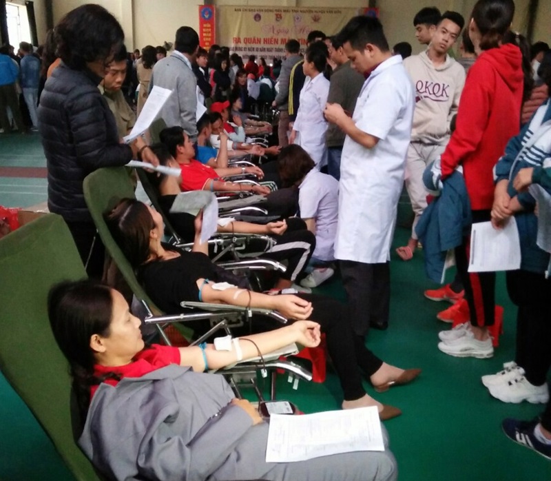 Đông đảon đoàn viên thanh niên tham gia hiến máu tình nguyện.