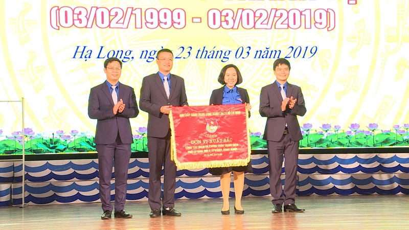 胡志明共青团中央委员会向广宁煤炭集团胡志明共青团授予竞赛旗.