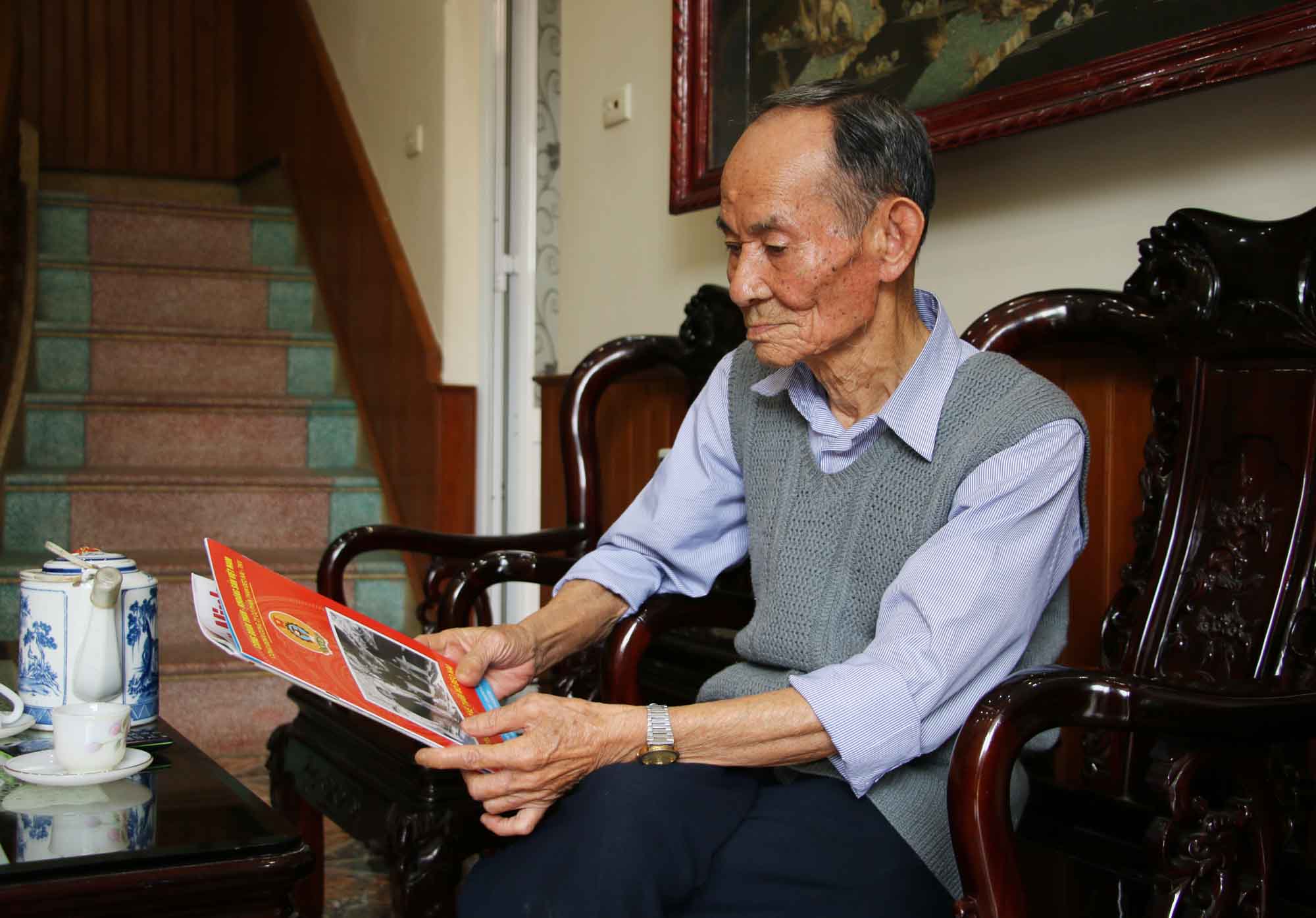 Ông Mai Hữu Phần thường xem lại bức ảnh Bác Hồ về thăm mỏ Đèo Nai nay đã được in lại trong các tư liệu lịch sử của Công ty CP Than Đèo Nai. 