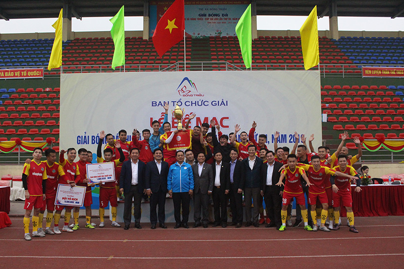 Đội bóng phường Mạo Khê xuất sắc đoạt cúp vô địch.
