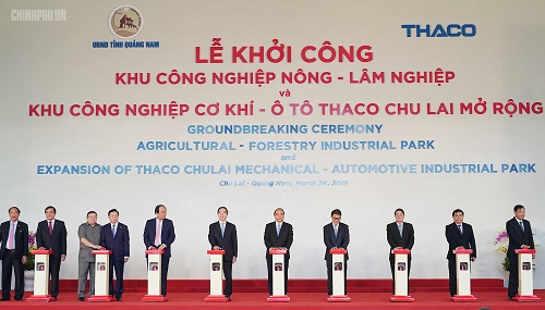 Thủ tướng cùng các đại biểu thực hiện nghi thức khởi công KCN Nông - Lâm nghiệp và KCN cơ khí ô tô Thaco Chu Lai mở rộng. Ảnh VGP/Quang Hiếu