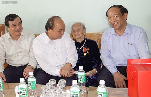 Thủ tướng thăm Mẹ Việt Nam anh hùng Lê Thị Đào, Quảng Nam. Ảnh VGP/Quang Hiếu