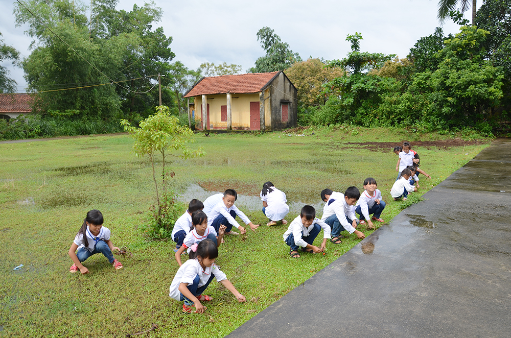 Học sinh thôn đảo Hà Loan, Trường TH&THCS Cộng Hòa, TP Cộng Hòa dọn vệ sinh môi trường xung quanh lớp học.