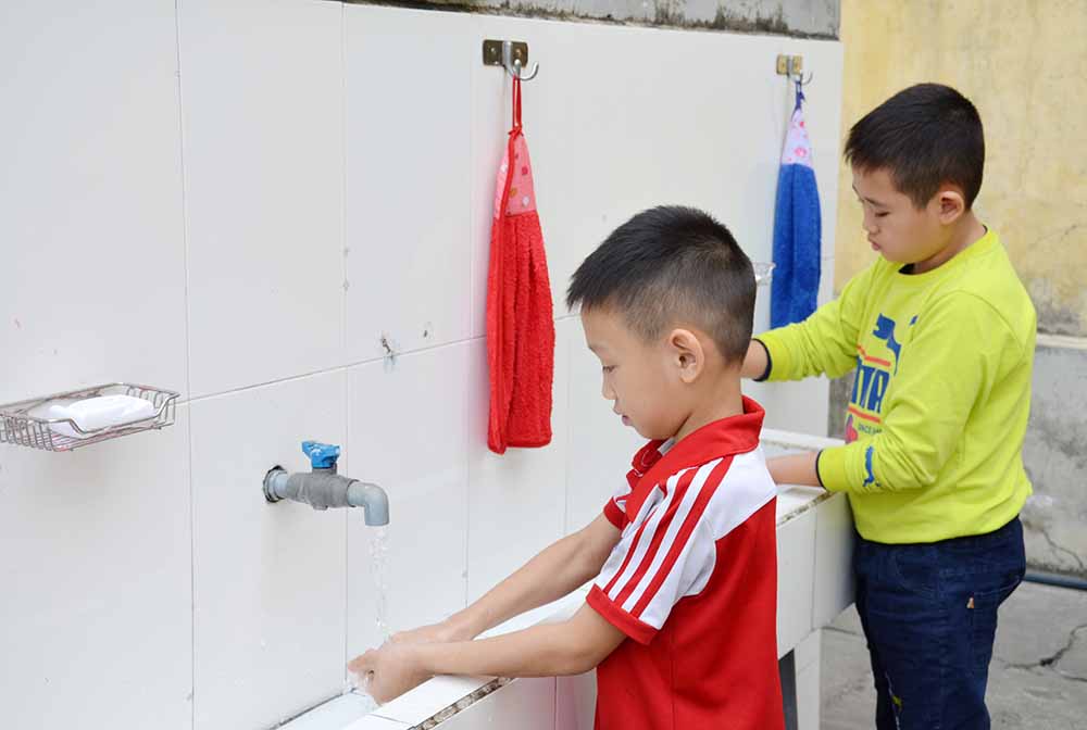 Học sinh Trường Tiểu học Lê Lợi, TP Uông Bí rửa tay trước khi ăn.