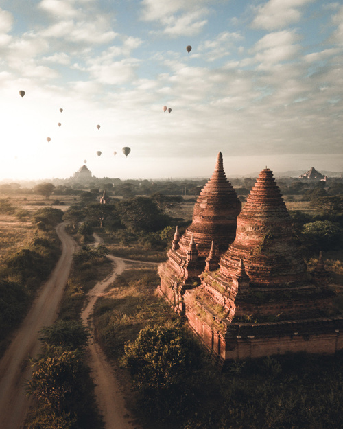 Witold Ziomek chụp khoảnh khắc bình minh trên vùng khảo cổ có nhiều đền chùa, tu viện ở Bagan, Myanmar đoạt giải nhì hạng mục Kiến trúc.