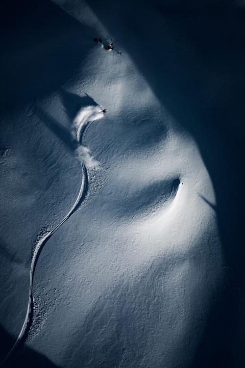 Bức ảnh “Shadow Skier #5” của tác giả Christoph Oberschneider chụp những người trượt tuyết ở Áo đoạt giải nhì hạng mục Thể thao.