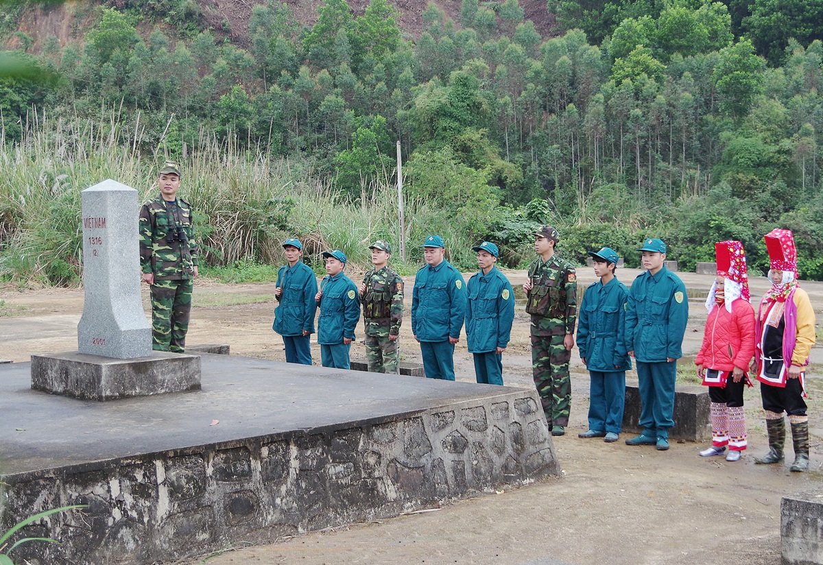Lực lượng dân quân xã Hoành Mô (Bình Liêu) phối hợp với Đồn Biên phòng Hoành Mô tuần tra, kiểm soát đường biên, cột mốc trên địa bàn. 