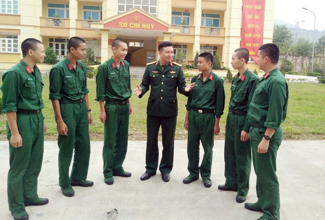 Giáo viên chính trị trao đổi, chia sẻ với các chiến sĩ mới về truyền thống quân đội, truyền thống LLVT tỉnh tại Trung đoàn 244.