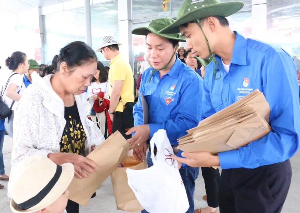 Đoàn TN huyện Cô Tô tuyên truyền, vận động người dân và du khách sử dụng túi thân thiện môi trường thay thế túi nilon