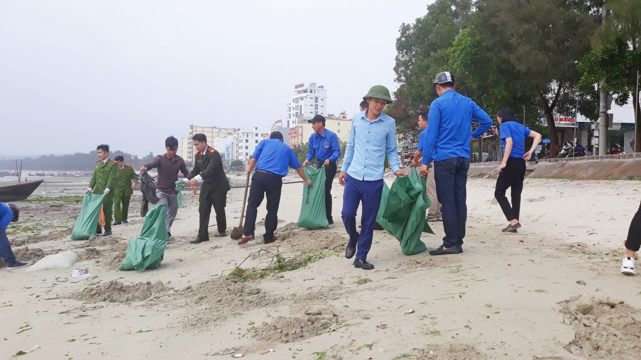 Huyện Đoàn Cô Tô phối hợp với các lực lượng dọn vệ sinh làm sạch bãi biển