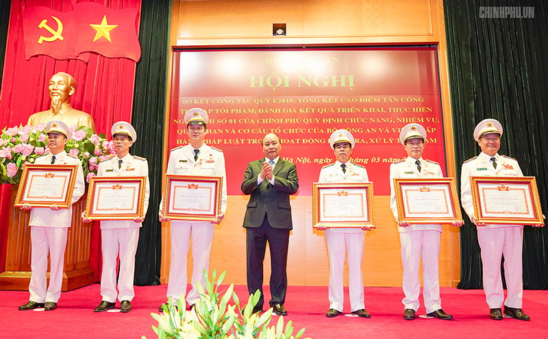 Thủ tướng trao danh hiệu chiến sĩ thi đua toàn quốc cho các cá nhân - Ảnh: VGP/Quang Hiếu 