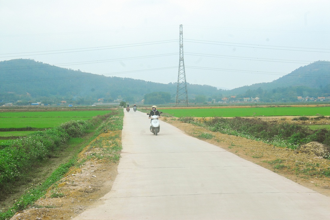 Đường giao thông nông thôn tại thôn Bình Sơn Tây (xã Bình Dương, TX Đông Triều) được đầu tư mở rộng khang trang.