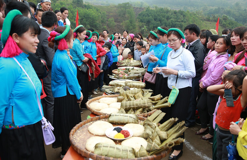 Cuộc thi làm bánh giầy và xôi ngũ sắc tại Lễ hội Văn hóa, thể thao các dân tộc Sán Chỉ xã Đại Dực, huyện Tiên Yên. (Ảnh: Nguyễn Duy)