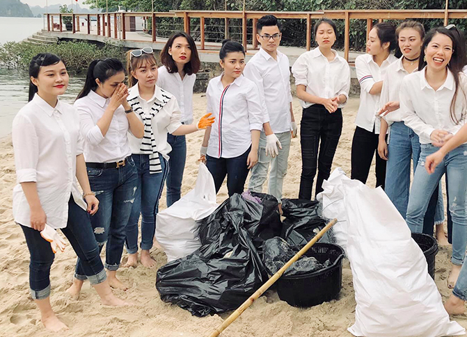 Thí sinh Sao Mai 2019 tham gia thu gom rác. Ảnh: Thí sinh Nguyễn Vũ Hà Giang cung cấp.