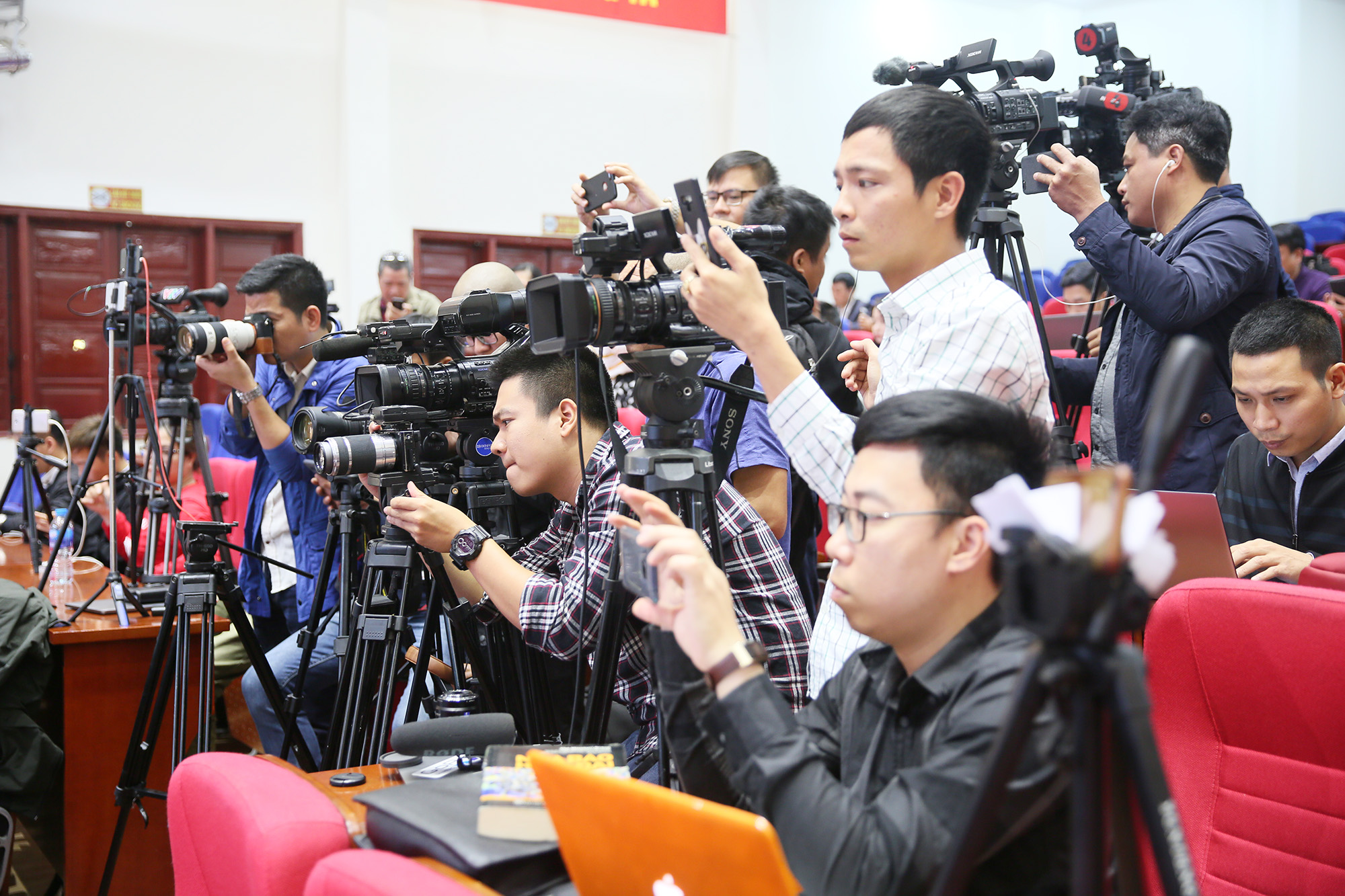Đại diện một số cơ quan báo chí ghi hình tại buổi thông tin báo chí