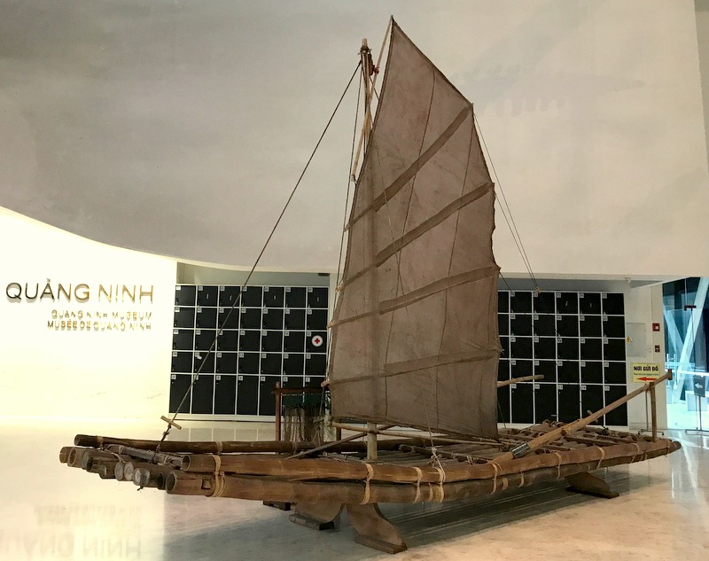 Bên dưới là mô hình chiếc bè truyền thống có gắn cánh buồm của ngư dân vùng biển Quảng Ninh vẫn thường sử dụng khi xưa