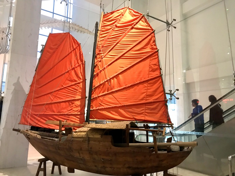 Mô hình tỷ lệ 1/2 của loại thuyền ba vát trước đây rất phổ biến tại Quảng Ninh. Loại thuyền này có buồm cánh dơi, dùng để đánh bắt hải sản hoặc chuyên chở hàng hóa. Tùy theo kích thước mà thuyền có sức chở từ 5-25 tấn. Gọi là thuyền ba vát vì dựa trên cấu tạo của thuyền gồm 3 mảnh ghép vát với nhau tạo thành đáy và 2 mạn thuyền..