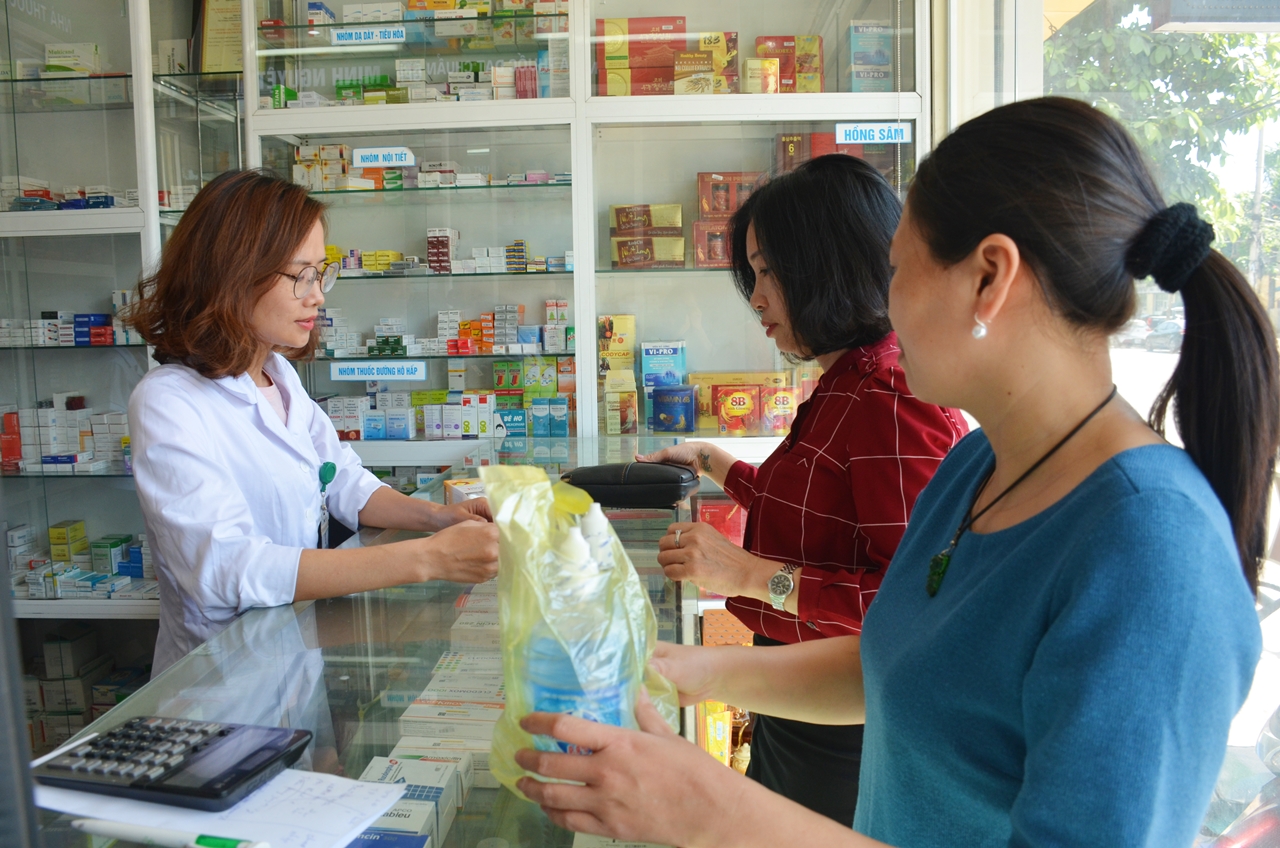 Người dân mua thuốc tại các cơ sở hành nghề dược được cấp phép