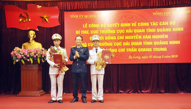 Phó Tổng cục trưởng Tổng cục Hải quan Nguyễn Công Bình tặng hoa chúc mừng và trao các Quyết định bổ nhiệm cho ông Nguyễn Văn Nghiên và ông Trần Quang Trung.