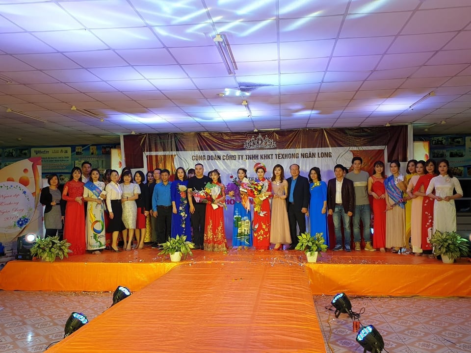 Lãnh đạo LĐLĐ tỉnh, Công đoàn các KCN trao vương miện cho các thí sinh xuất sắc trong cuộc thi Người đẹp  