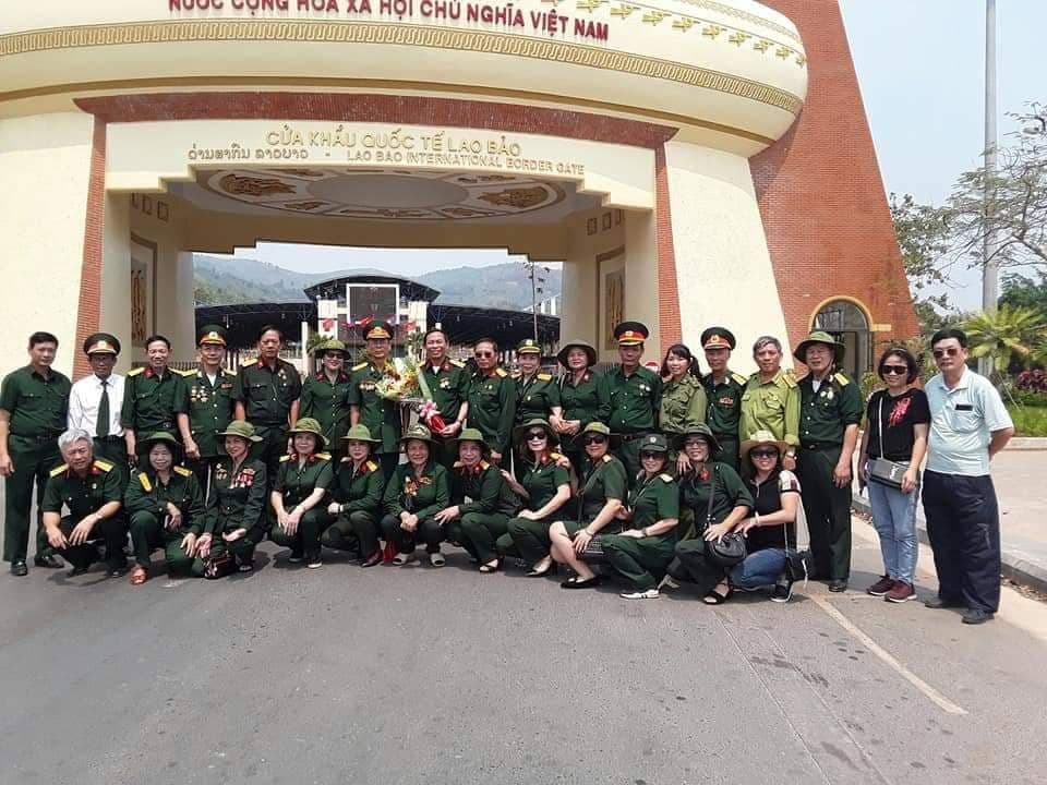 Đoàn cựu chiến binh thăm lại chiến trường xưa chụp ảnh lưu niệm ở Cửa khẩu Lao Bảo.