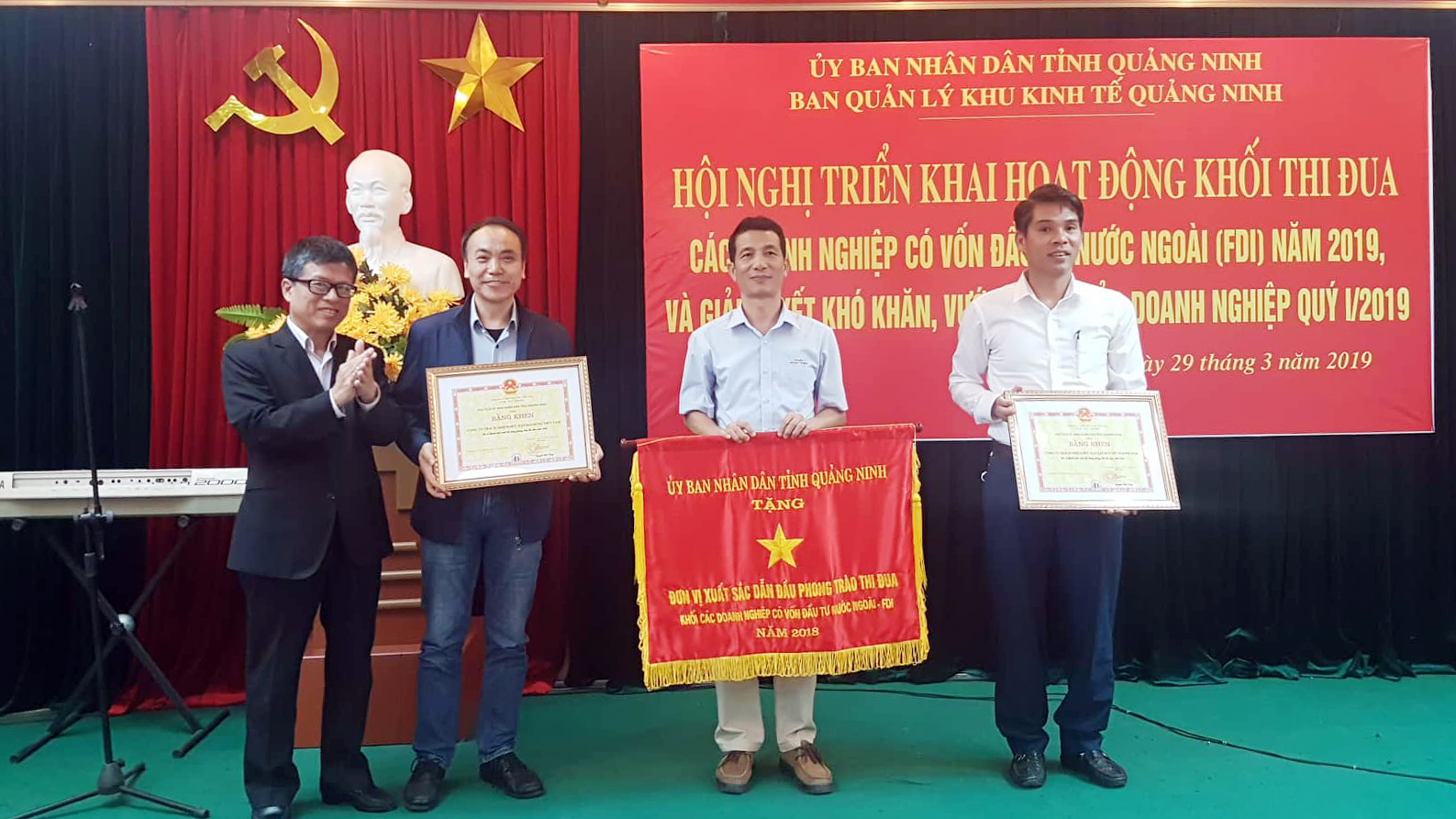 Đồng chí Nguyễn Mạnh Tuấn, Trưởng Ban quản lý khu kinh tế tỉnh trao tặng cờ, bằng khen cho các doanh nghiệp.