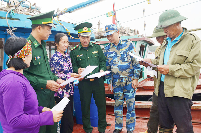 CBCS Trạm Kiểm soát biên phòng Hà An (Đồn Biên phòng Cửa khẩu Cảng Hòn Gai) tuyên truyền cho ngư dân phường Hà An về quy định cấm đánh bắt thủy sản theo hình thức hủy diệt.
