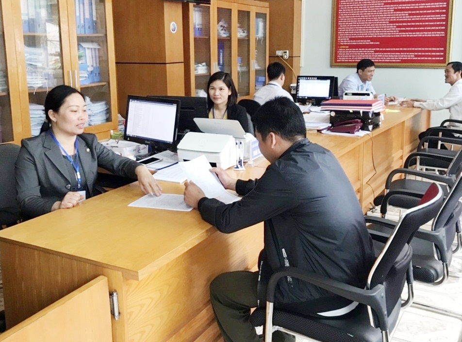 CBCC xã Vô Ngại (huyện Bình Liêu) chấp hành nghiêm giờ làm việc hành chính, đeo thẻ khi làm việc.