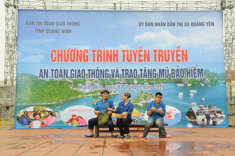 Ban ATGT tỉnh tuyên truyền Luật giao thông cho người dân trên địa bàn TX Quảng Yên 
