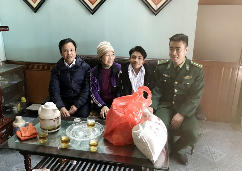 Cán bộ Chi đoàn Thanh niên Đồn Biên phòng cửa khẩu cảng Cẩm Phả tặng quà Tết Kỷ Hợi 2019 cho gia đình chính sách trên địa bàn đơn vị đứng chân