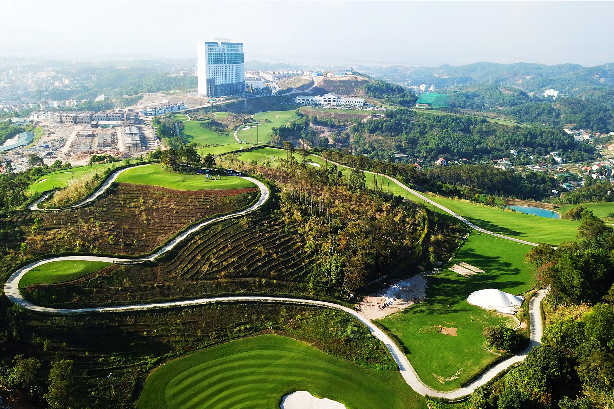 Quần thể nghỉ dưỡng và sân golf FLC Hạ Long - một trong những sản phẩm du lịch mới giữa lòng thành phố