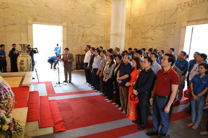 Đại biểu và đoàn viên thanh niên báo Đảng các tỉnh trung du, miền núi phía Bắc và Thủ đô Hà Nội làm lễ báo công tại đền thờ Chủ tịch Hồ Chí Minh thuộc Khu di tích lịch sử Pắc Pó
