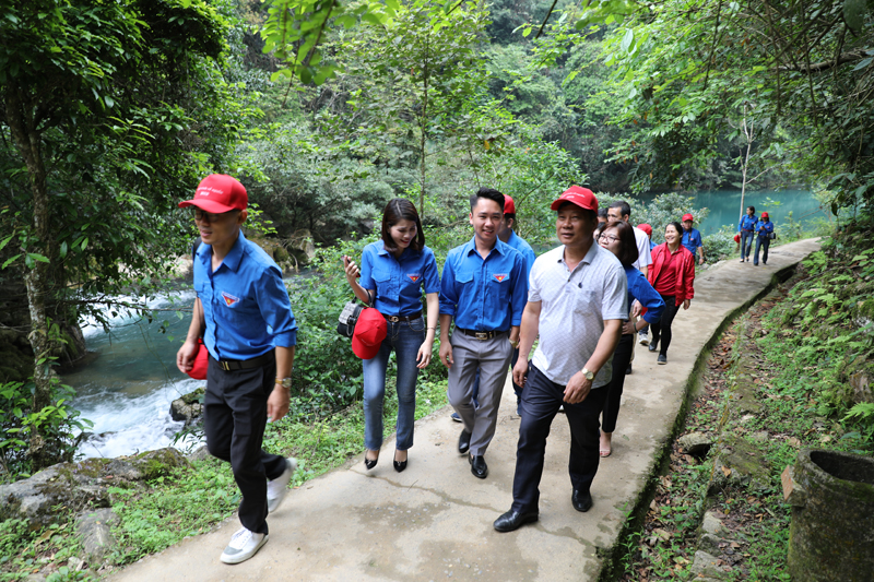 Đoàn Trung tâm truyền thông tỉnh Quảng Ninh tham quan di tích lịch sử Pắc Pó. 