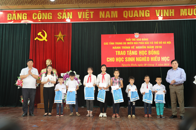 Đoàn đại biểu các tỉnh cũng đã trao tặng 50 suất học bổng cho các em học sinh nghèo hiếu học ở huyện Nguyên Bình.