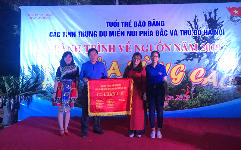 Báo Điện Biên nhận cờ luân lưu đăng cai 