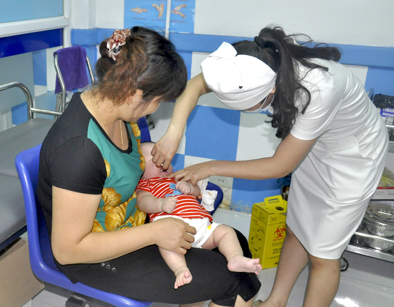 Cho trẻ uống vắc xin khi trẻ tròn 2 tháng tuổi là cách tốt nhất để phòng bệnh tiêu chảy do vi rút rota.