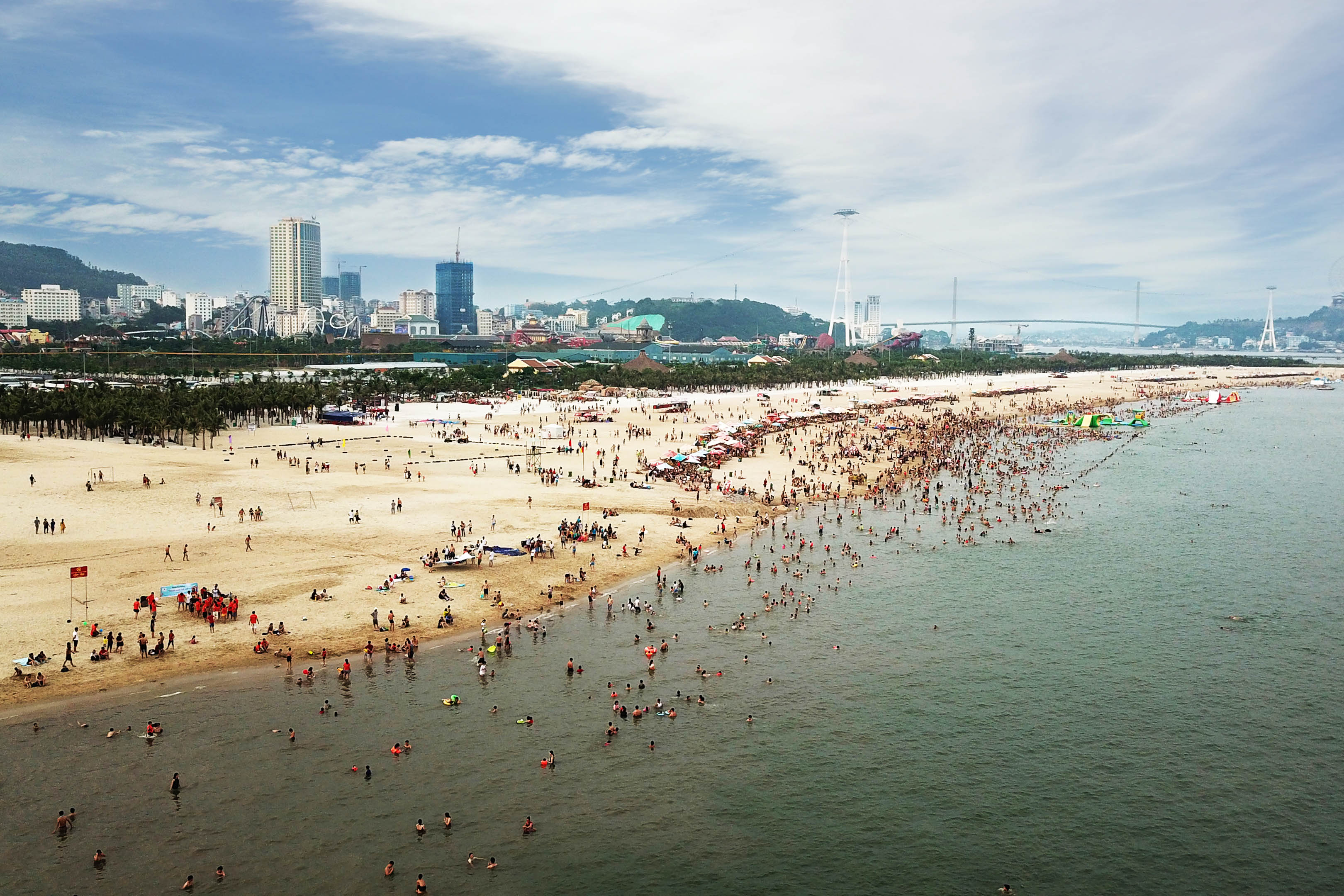 Bãi tắm Hạ Long hàng năm thu hút hàng vạn du khách đến vui chơi, tắm biển.